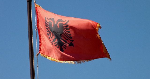L’Albanie entre légendes et réalités ; un pays que j’ai profondément aimé drapeau albanie