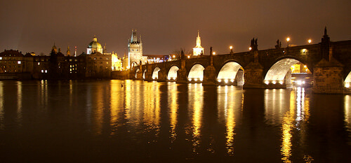 Noel à Prague de nuit sur la Vltava
