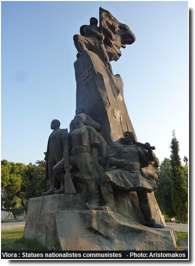 Vlora groupe statuaire nationaliste d'époque communiste
