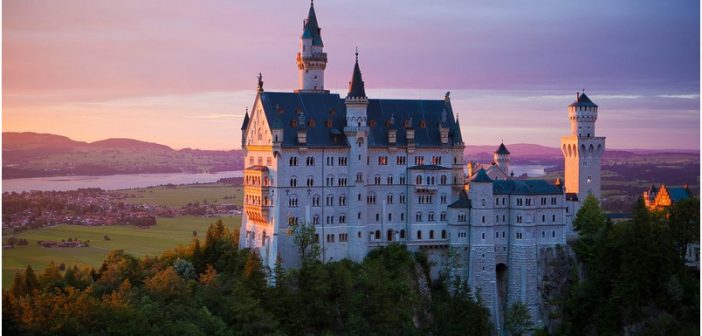 Que visiter près de Munich en Bavière pour les amoureux d’histoire? Chateau Neuschwanstein coucher de soleil en Baviere