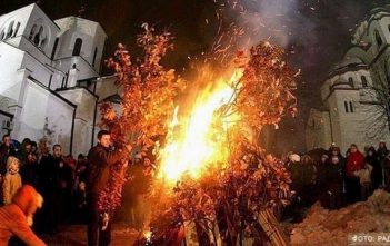 Noel orthodoxe serbe : Badnji dan et Badnjak, tradition du feu de prospérité badnji dan noel orthodoxe en Serbie
