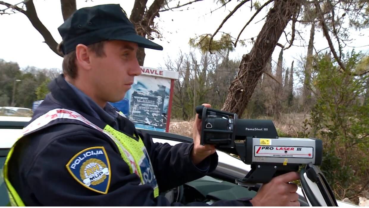 policiers effectuant un controle de vitesse en croatie