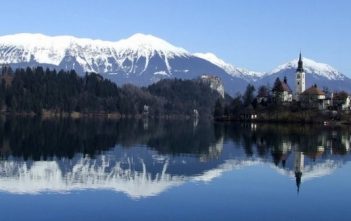 Bled, la perle de la Slovénie occidentale ; un lac enchanteur dans les Alpes juliennes bled en hiver