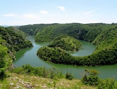 meandres de la rivière Uvac en Serbie