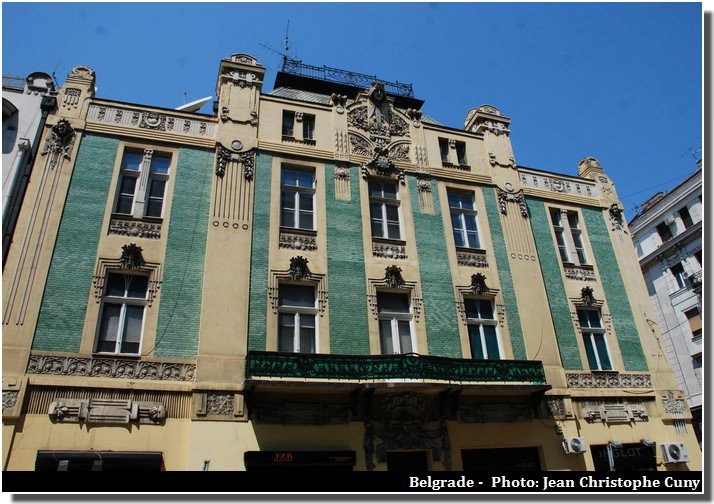 Belgrade façade maison ancienne aux carreaux verts