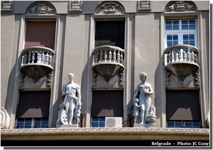 Belgrade statues sur des façades