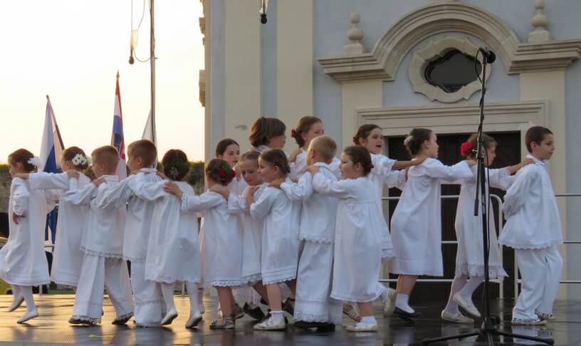 Slavonski Brod ronde des enfants lors de la saint Etienne