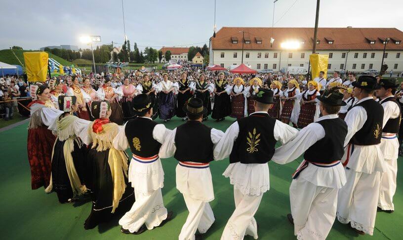 Slavonski Brod ronde folklorique de la saint Etienne
