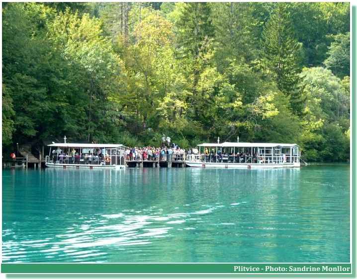 Bateaux sur le lac Kozjak à Plitvice