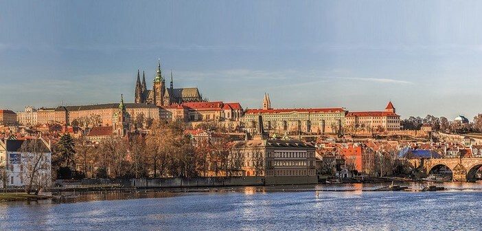 10 conseils pour préparer votre séjour à Prague : ce qu’il faut savoir, faire et voir à Prague ! Château et Cathédrale de Prague - Photo: Jan Fidler (Flickr)