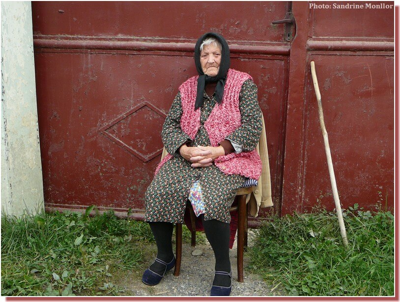 Vieille femme en Roumanie