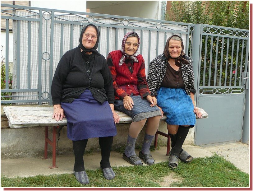 Vieilles dames serbes en serbie centrale