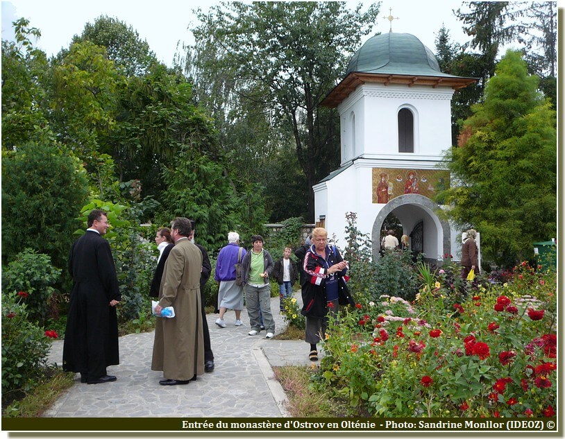 Entrée du monastère Ostrov en Roumanie