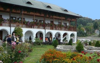 Repas de la fête du Monastère à Ostrov ; mon meilleur souvenir en Roumanie Monastere Ostrov Roumanie