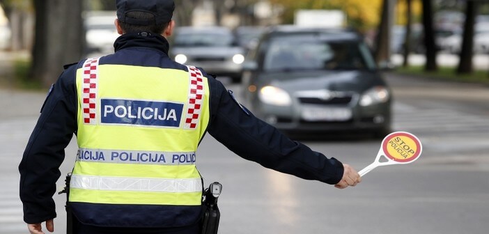 policier sur une route en croatie