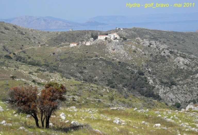 Hydra de loin le monastère Moni Agia Triados