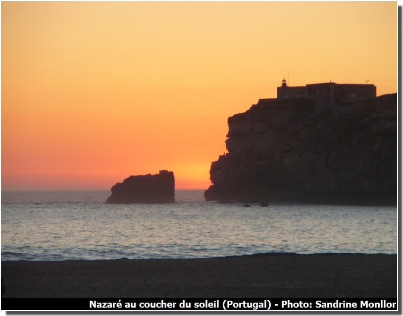 Nazare (portugal) au coucher du soleil