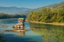 maison flottante sur la rivière Drina en Serbie