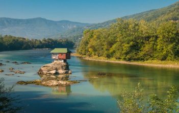 Que faut-il voir et visiter en Serbie? maison flottante sur la rivière Drina en Serbie