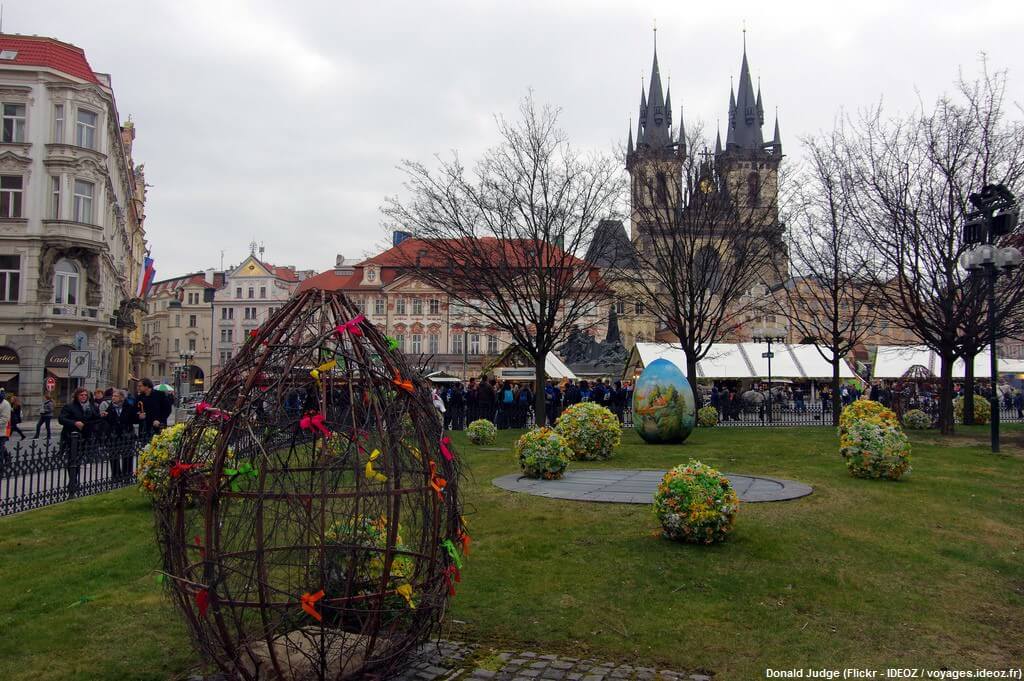 Prague à Pâques décorations dans un jardin près de l'église du Tyn