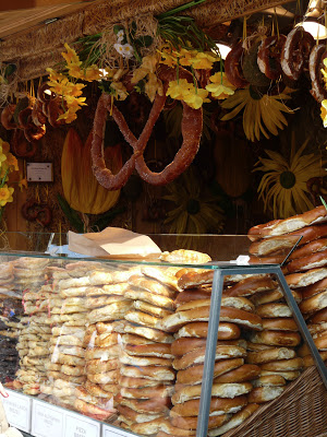 bretzels sur un marché de paques à vienne