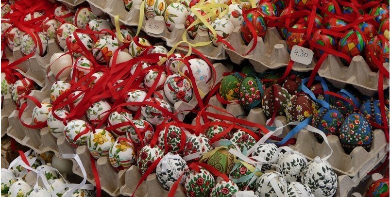 oeufs de paques décorés sur un marché à vienne