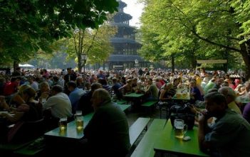 Biergarten à Munich, s’attabler à jardin à bière pour savourer la cuisine bavaroise Biergarten de Munich au jardin anglais