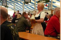 Fruhlingsfest de Munich serveuse apportant la Bière d'Augustiner Brau