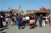Fête foraine de Fruhlinngsfest à Munich avec l'église saint paul en arriere plan