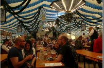 Munich Fruhlingsfest consommateurs de bière sous la tente Augustiner Brau