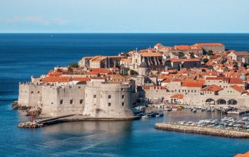 Où aller en Croatie ? Pourquoi choisir Dubrovnik? dubrovnik vue du port et de la vieille ville