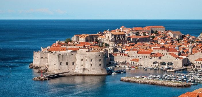 Où aller en Croatie ? Pourquoi choisir Dubrovnik? dubrovnik vue du port et de la vieille ville
