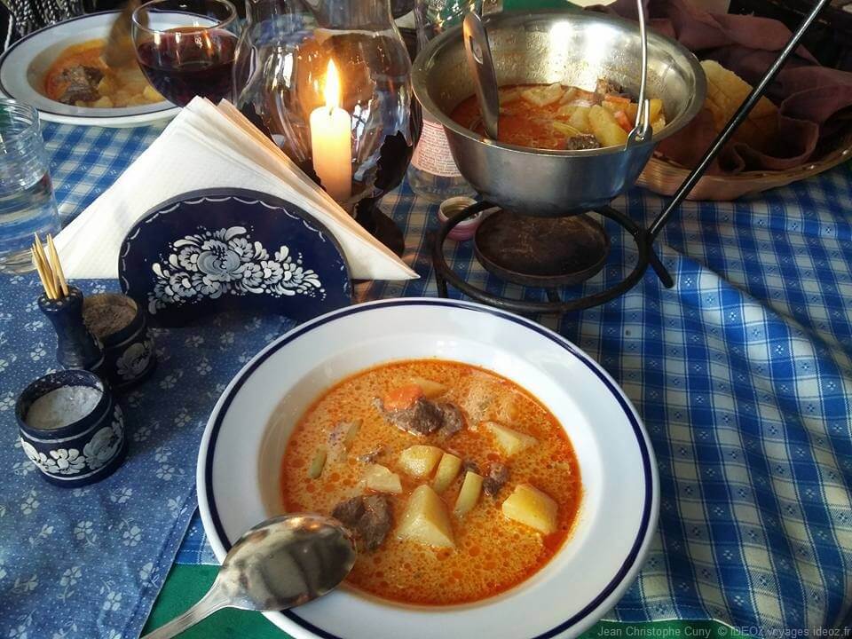 Repas hongrois goulash au restaurant Dunakanyar à Visegrad