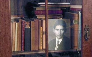 Visiter Prague sur les traces de Kafka Photo de Kafka dans la vitrine d'une bibliothèque