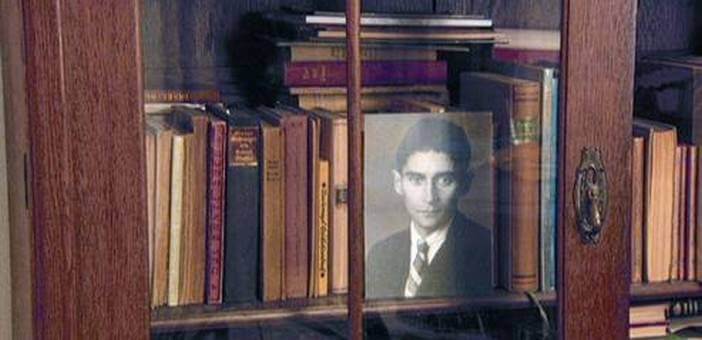 Photo de Kafka dans la vitrine d'une bibliothèque