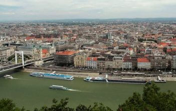 Découvrir Budapest … ouvrir la porte en Mitteleuropa! Budapest et le Danube depuis les collines de Buda