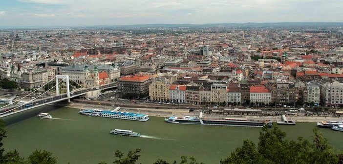 Découvrir Budapest … ouvrir la porte en Mitteleuropa! Budapest et le Danube depuis les collines de Buda