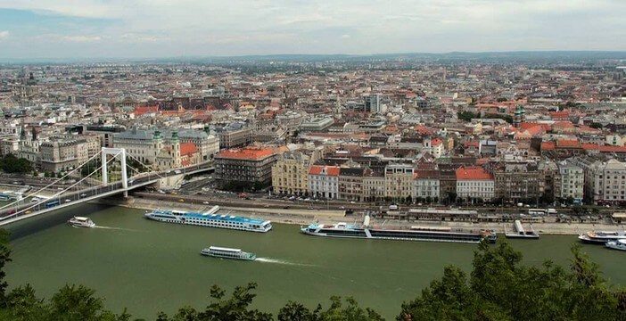Découvrir Budapest … ouvrir la porte en Mitteleuropa! Budapest et le Danube depuis les collines de Buda