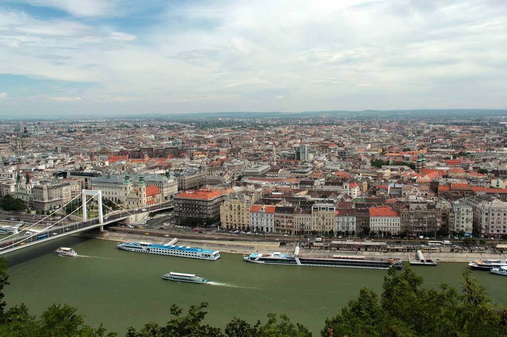 Panorama sur Budapest et le Danube depuis les collines de Buda
