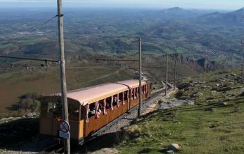 Vacances sportives dans les Pyrénées ; entre Pays basque et pays catalan, mon coeur balance! Petit train de la Rhune Pays basque