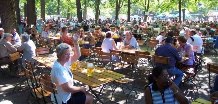 Les meilleurs Biergarten à Munich ; découvrir les traditions de la bière et cuisine bavaroise biergarten à Munich