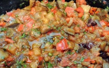Caponata froide et crostinis ; une spécialité végétarienne de Sicile (Recette italienne) caponata sicilienne