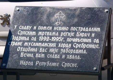 plaque commémorative des victimes serbes de srbrenica