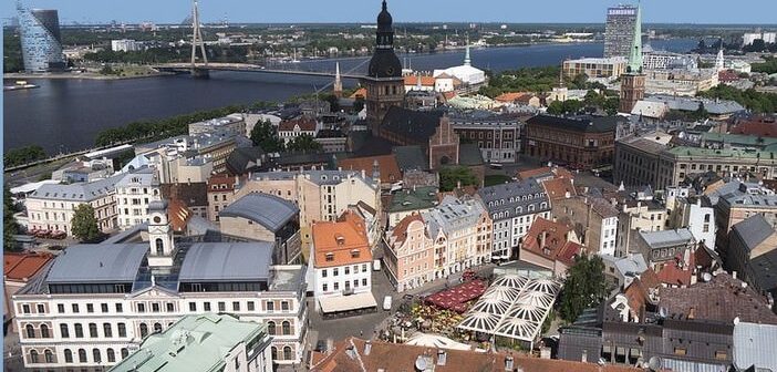 Visiter Riga en 3 jours, l’étrangeté d’une fille de la Baltique en Lettonie Riga panorama ville historique