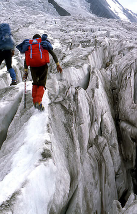 ascension du Mont blanc crevasses avant l'arrivée au refuge des grands mulets