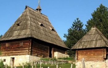 Tour de Serbie en voiture en itinérant et en camping sauvage : un pays surprenant et attachant maisons typiques pres de zlatibor