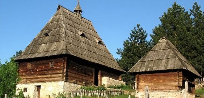 Tour de Serbie en voiture en itinérant et en camping sauvage : un pays surprenant et attachant maisons typiques pres de zlatibor