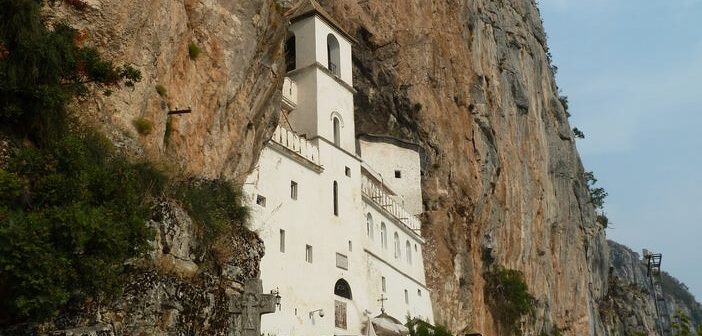 Ostrog, l’âme orthodoxe monténégrine (Montenegro Tourisme) Monastère Ostrog au Montenegro