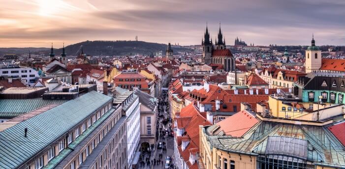 Prague surnommée la ville aux 100 clochers