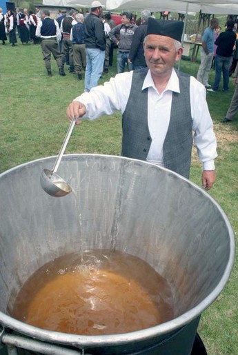 rakija en serbie lors de la rakijada de cacak